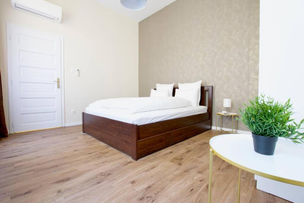 Premium Apartment By Hi5 - Astoria 4 Bedroom بودابست المظهر الخارجي الصورة