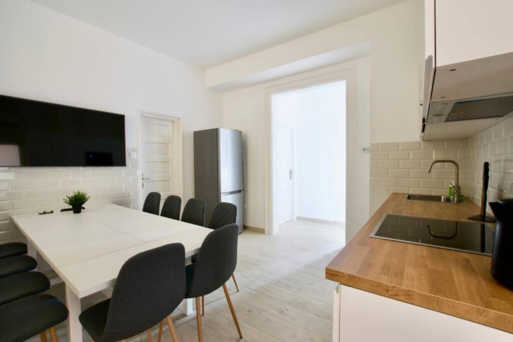 Premium Apartment By Hi5 - Astoria 4 Bedroom بودابست المظهر الخارجي الصورة