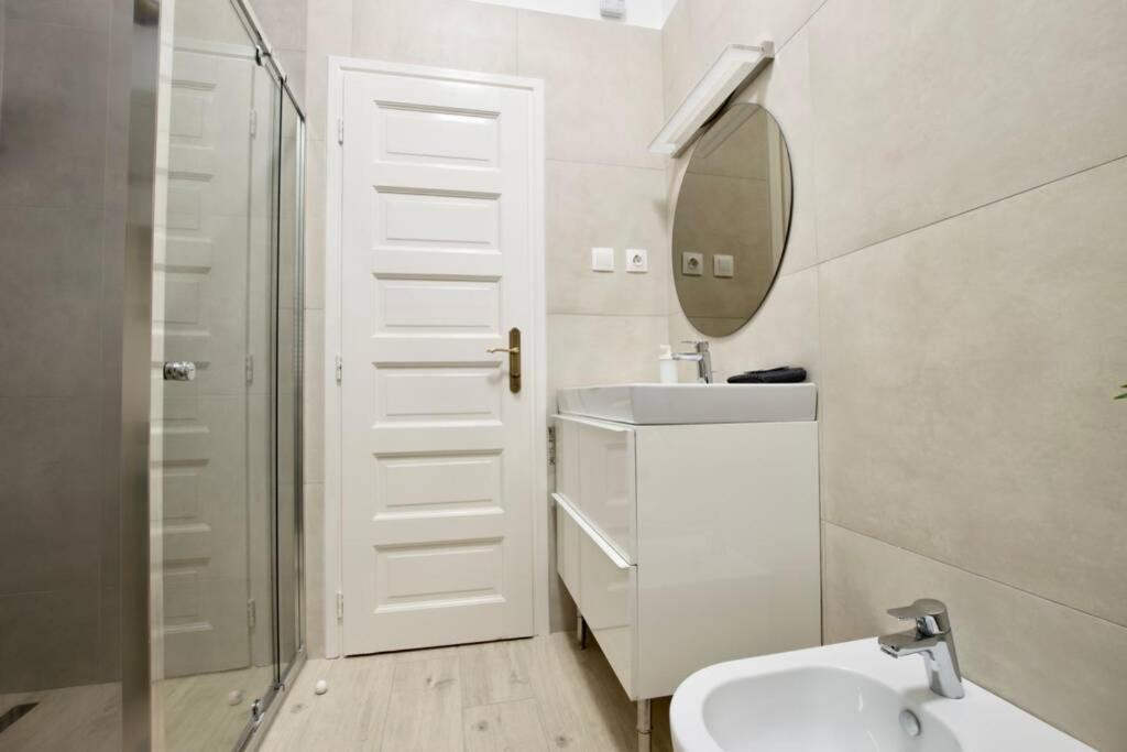 Premium Apartment By Hi5 - Astoria 4 Bedroom بودابست المظهر الخارجي الصورة