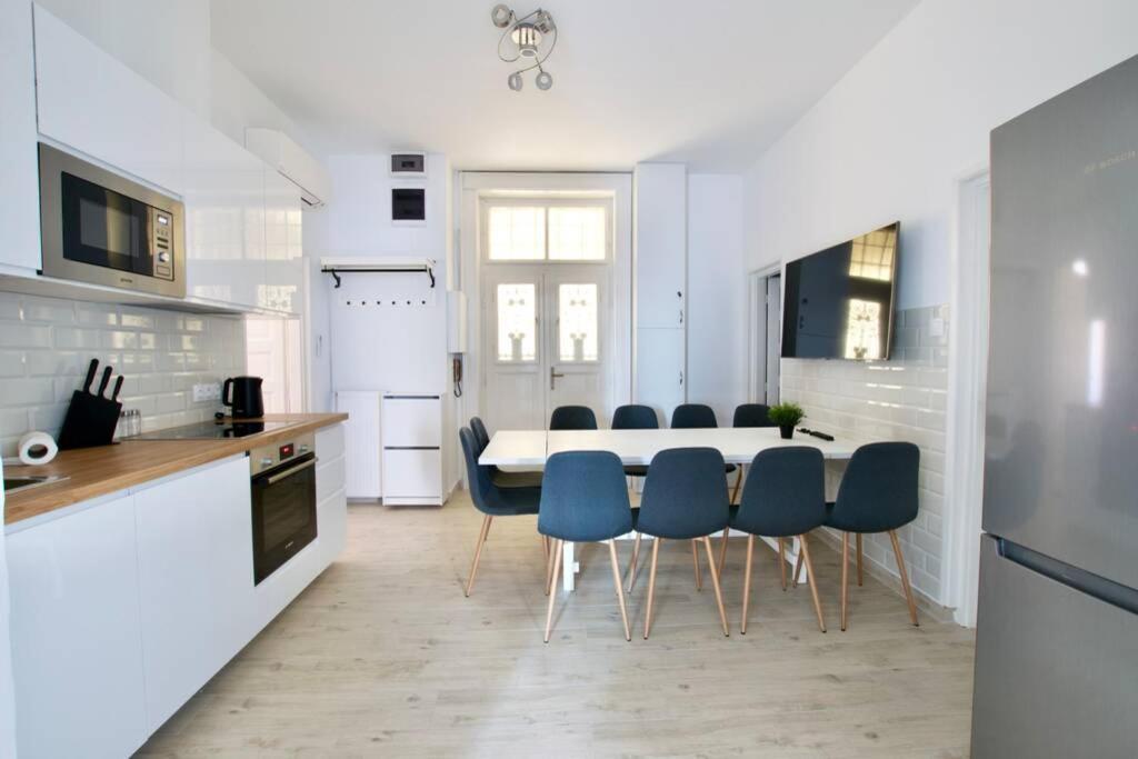 Premium Apartment By Hi5 - Astoria 4 Bedroom بودابست المظهر الخارجي الصورة